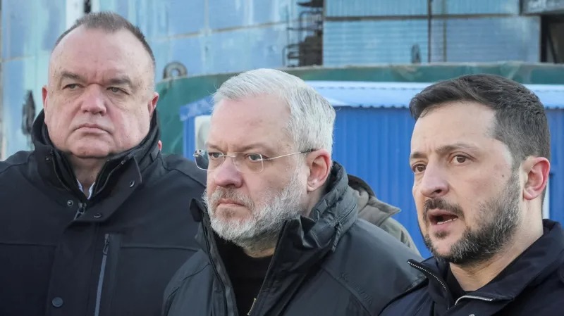 Kepala perusahaan tenaga nuklir negara Ukraina Enerhoatom Petro Kotin, Menteri Energi Ukraina Herman Halushchenko dan Presiden Ukraina Volodymyr Zelensky (Sumber: BBC)