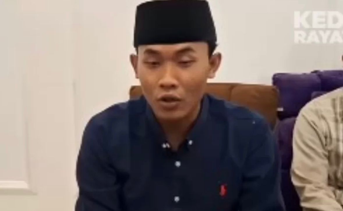 Ilustrasi Gus Elham Yahya saat menyampaikan permintaan maaf usai video viral cium anak perempuan saat dakwah (foto: jawapos)