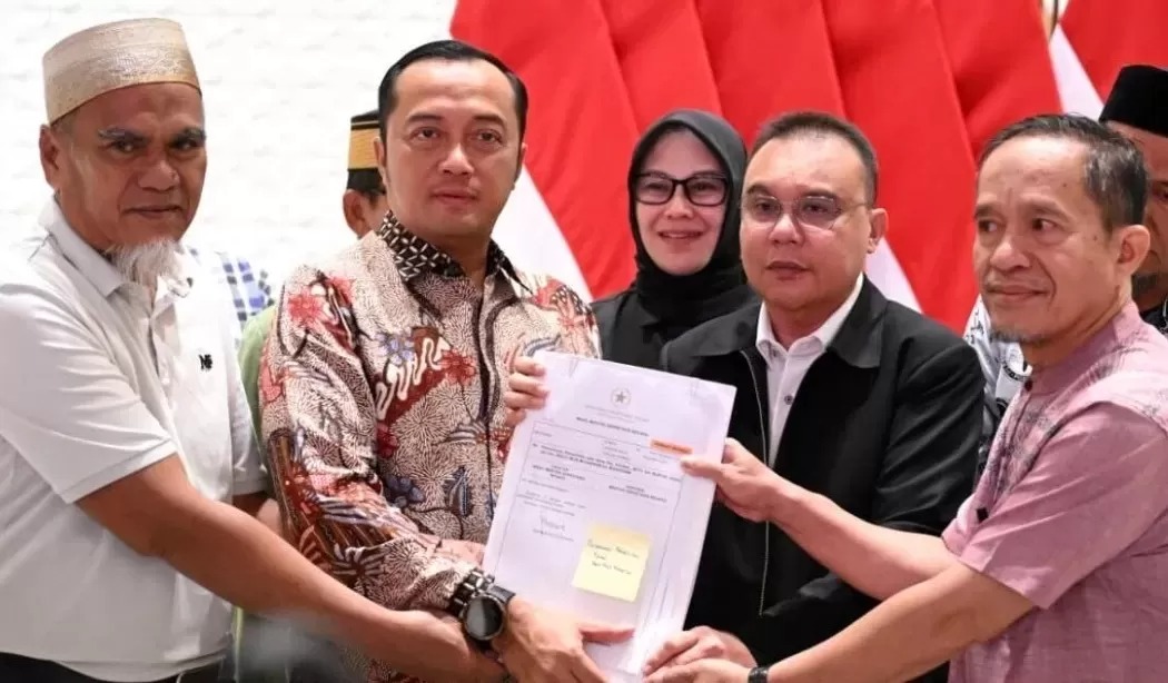 Presiden Prabowo memulihkan status dua guru SMA Negeri 1 Luwu Utara, Sulawesi Selatan, Abdul Muis dan Rasnal, dengan memberikan rehabilitasi atas kasus yang menimpa mereka. (Sumber: Jawapos)