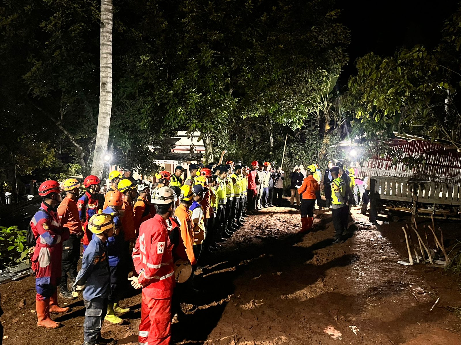 Longsor melanda Kecamatan Majenang, Kabupaten Cilacap, pada Kamis Malam (13/11). (Sumber: radarbanyumas)