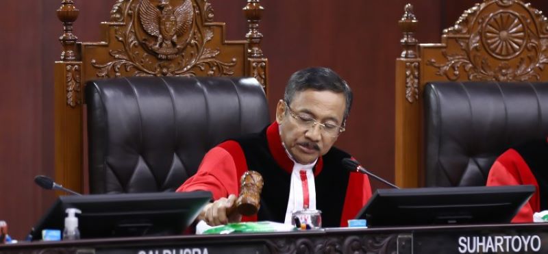 Ketua MK Suhartoyo membacakan amar putusan sidang uji materiil Undang-Undang Nomor 2 Tahun 2002 tentang Kepolisian, Kamis (13/11) di Ruang Sidang MK. (Sumber: MKRI)