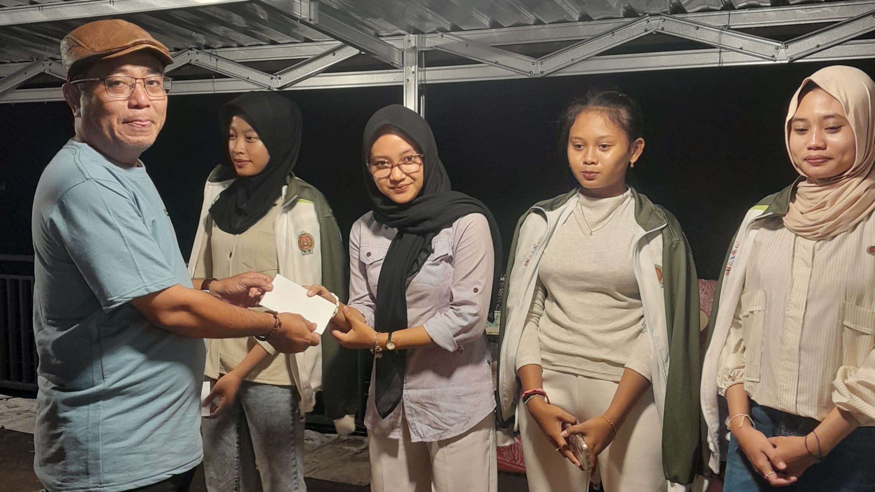 Ketua Pengda PSTI DIY Syukron Arif Muttaqin memimpin langsung penyerahan bonus, Jumat (14/11/2025).