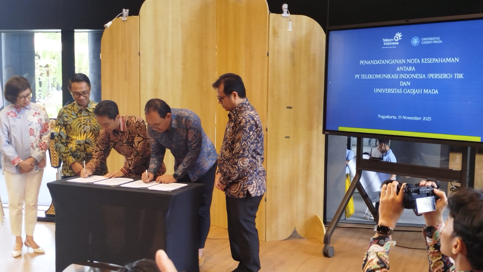 Wamen Komdigi Nezar Patria meresmikan AI Center of Excellence di Universitas Gadjah Mada (UGM), Sabtu (15/11/2025).