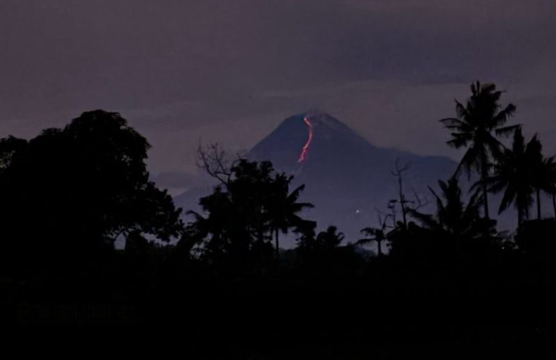 Lava pijar Merapi, Minggu (16/11/2025) sore.