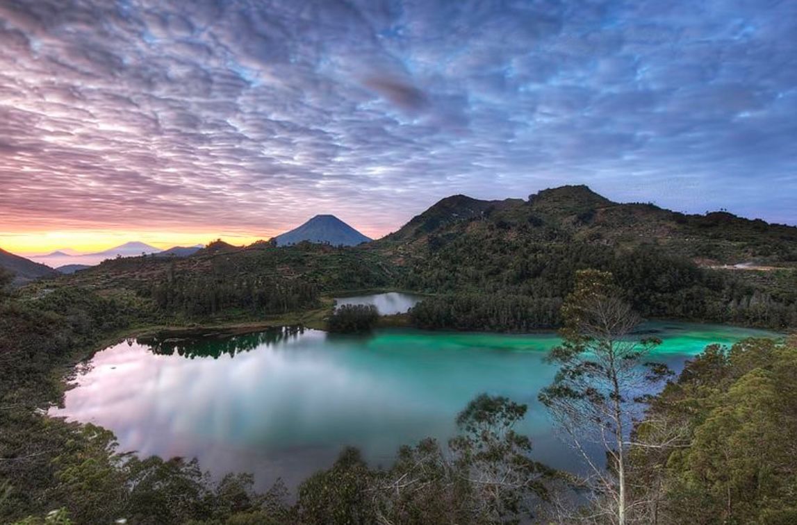 Ilustrasi keindahan alam wisata telaga warna yang ada di Wonosobo  (foto: pinterest)