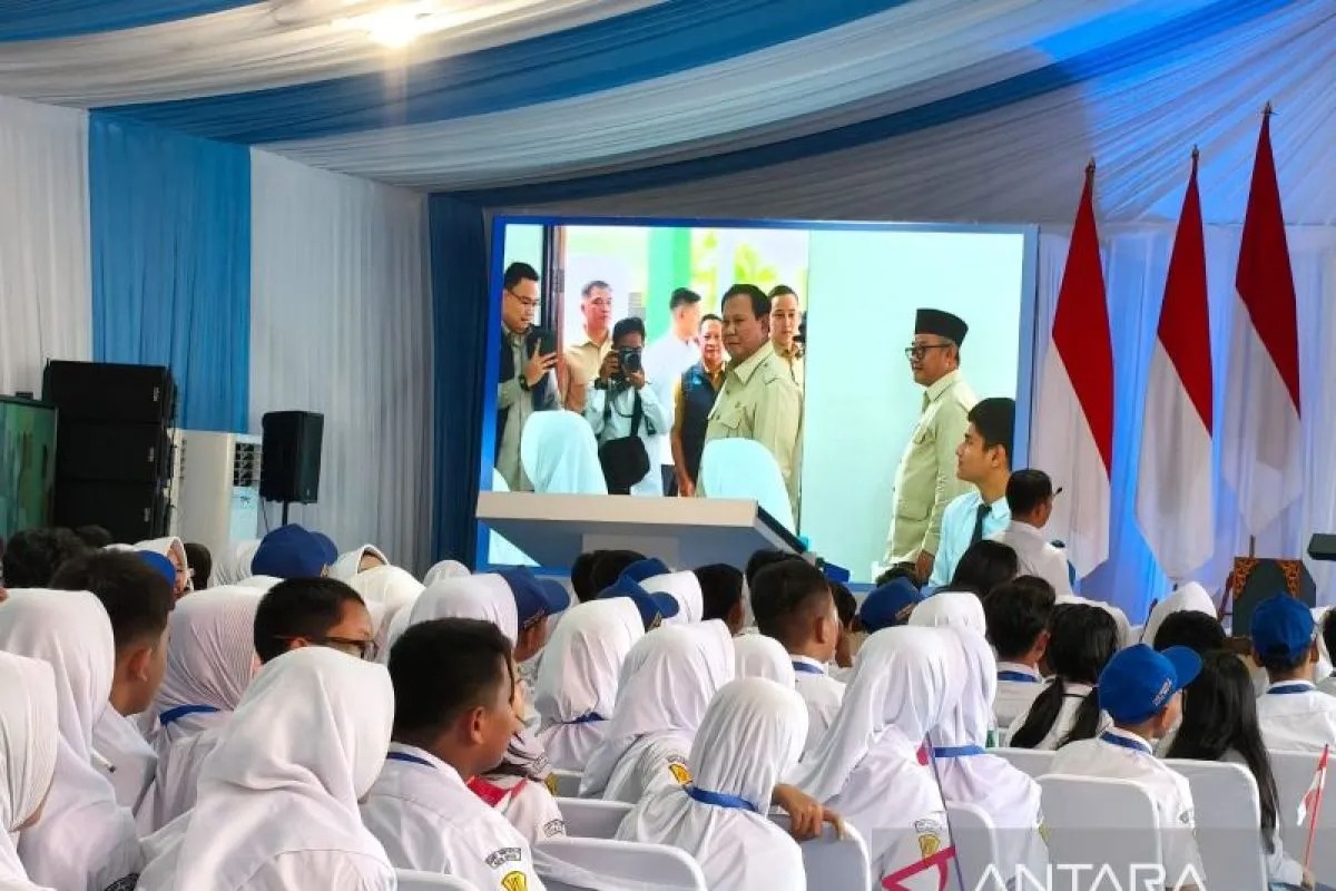Para siswa di Kota Bekasi menyambut kedatangan Presiden RI Prabowo Subianto di SMPN 4 Bekasi, Senin (17/11/2025), untuk meresmikan penggunaan interactive flat panel (smartboard) di sekolah.