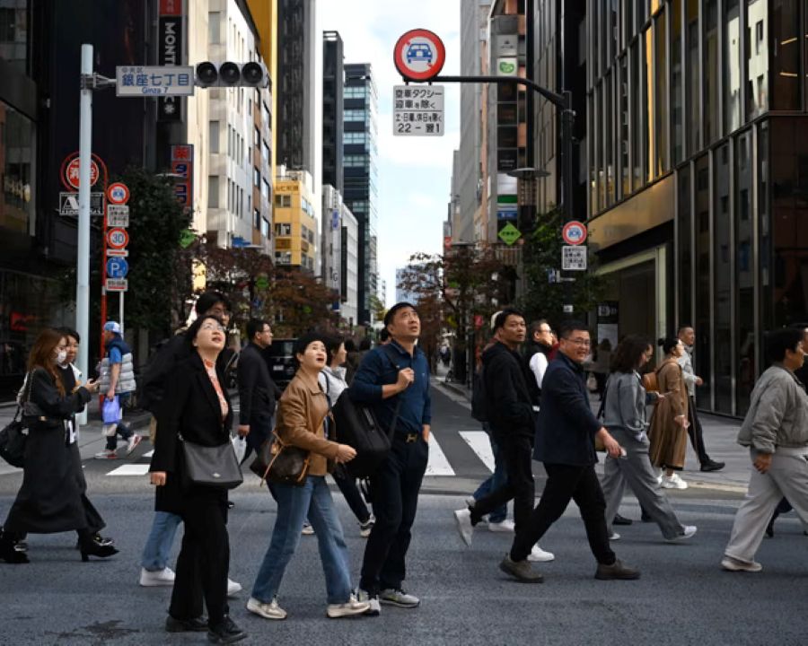 Rombongan turis Tiongkok berjalan-jalan di distrik perbelanjaan Ginza di Tokyo.  (Sumber: The Guardian)