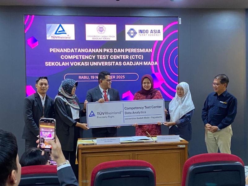 Simbolis: Penandatanganan MOU dan Persemian CTC Sekolah Vokasi UGM di Gedung Departemen Ekonomi dan Bisnis UGM, Rabu (9/11/2025).&nbsp;