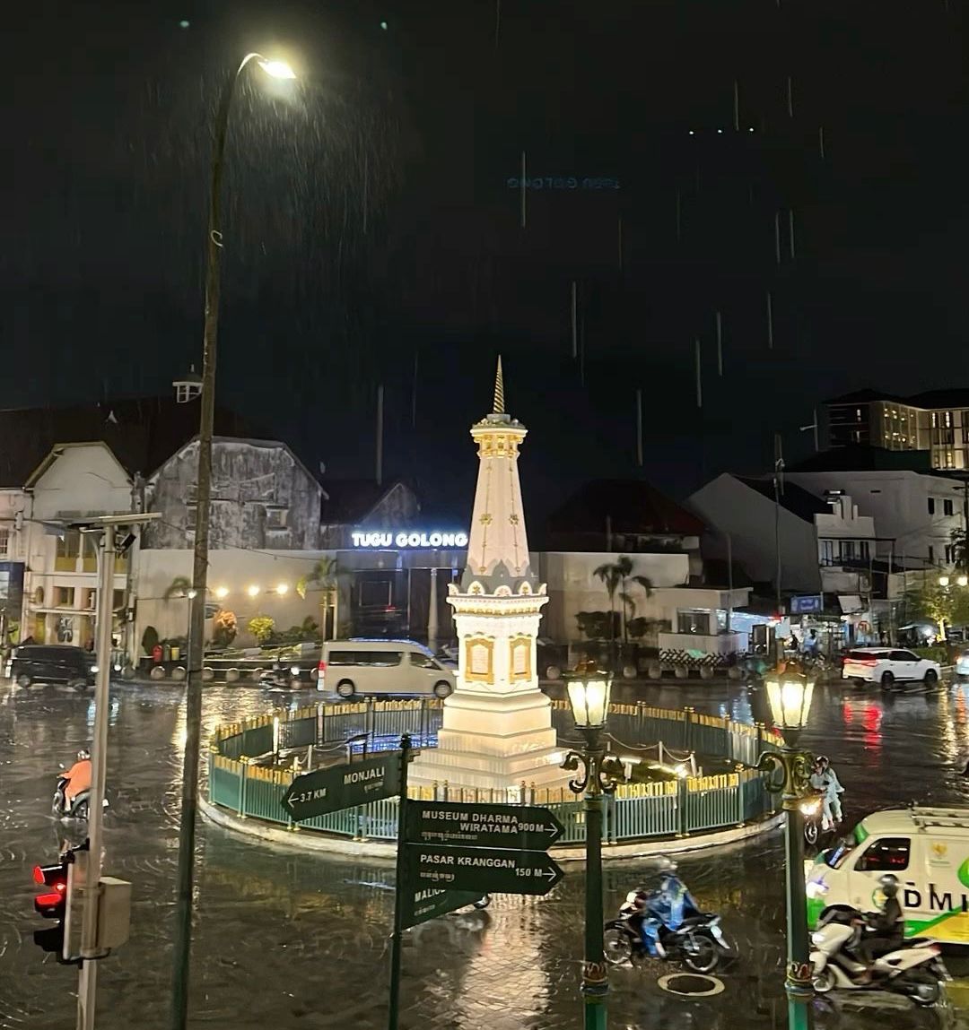 Ilustrasi tugu Jogja saat malam hari (foto: pinterest)