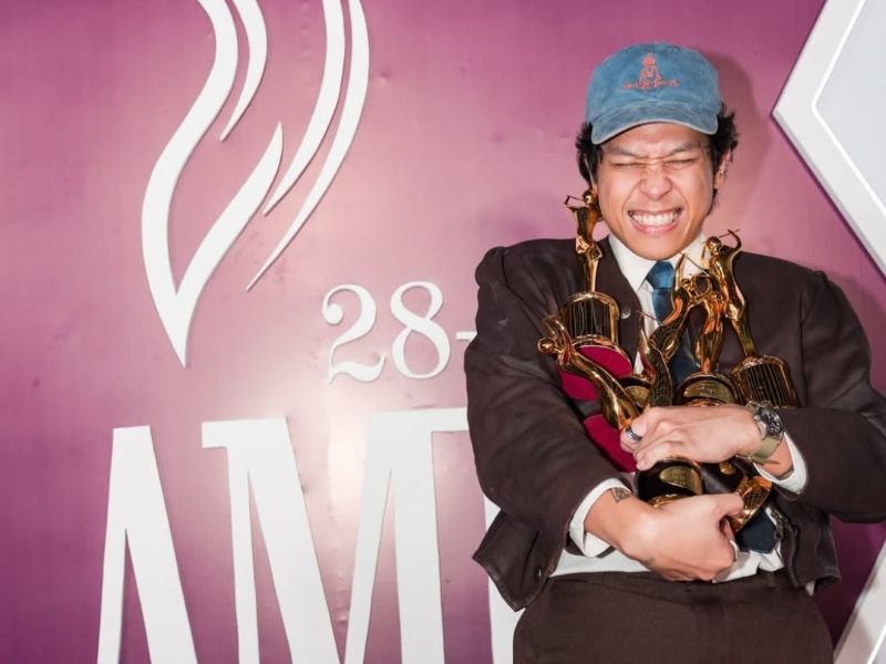 Baskara Putra dengan 5 penghargaan yang diraihnya di AMI Awards.