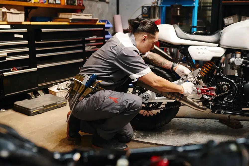Cara merawat motor agar selalu dalam kondisi prima selama musim hujan  (Astra Otoshop)