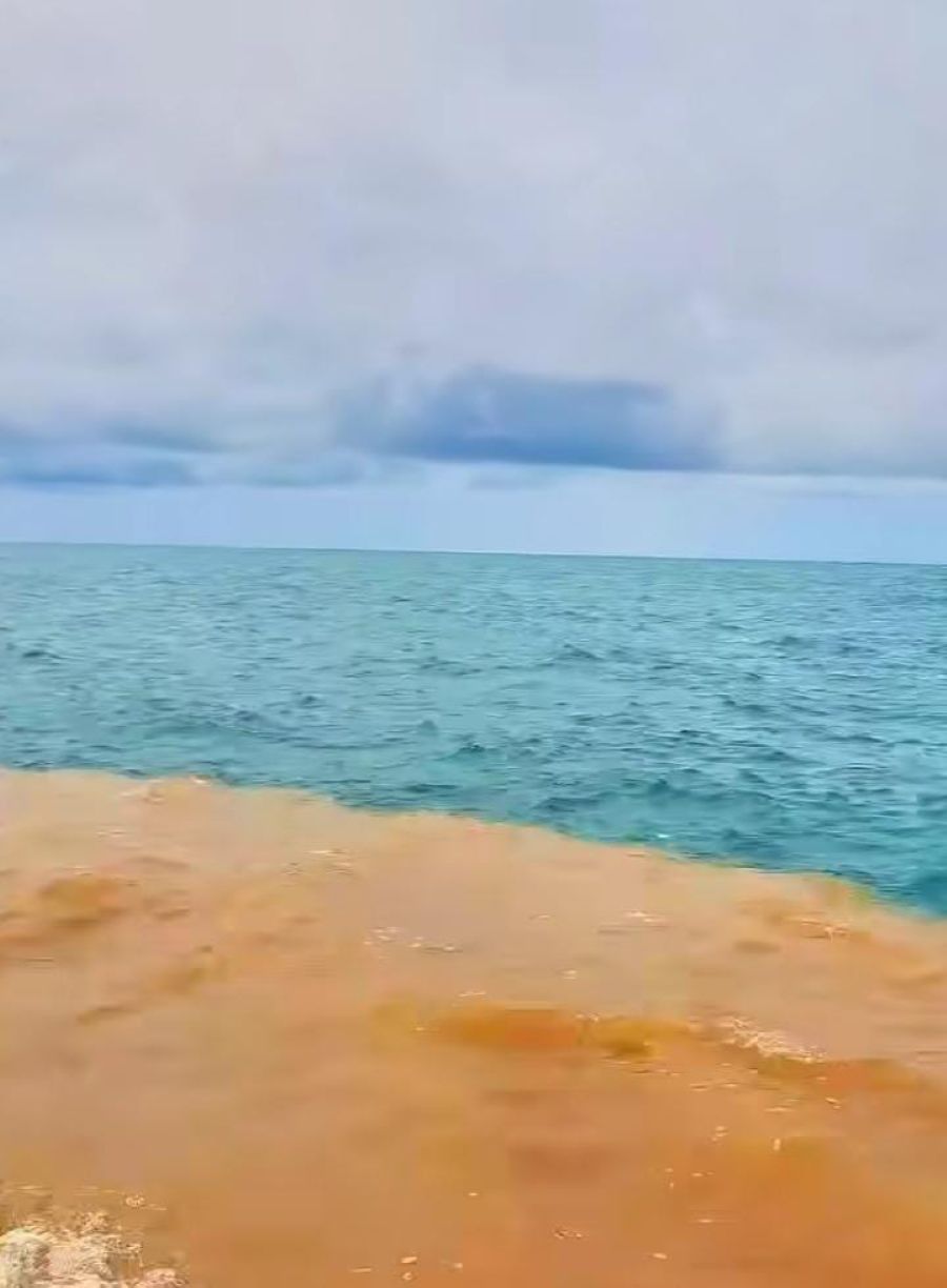 Fenomena unik, air laut Pantai Baron berwarna biru dan cokelat. (Sumber: Instagram @updatedisini)
