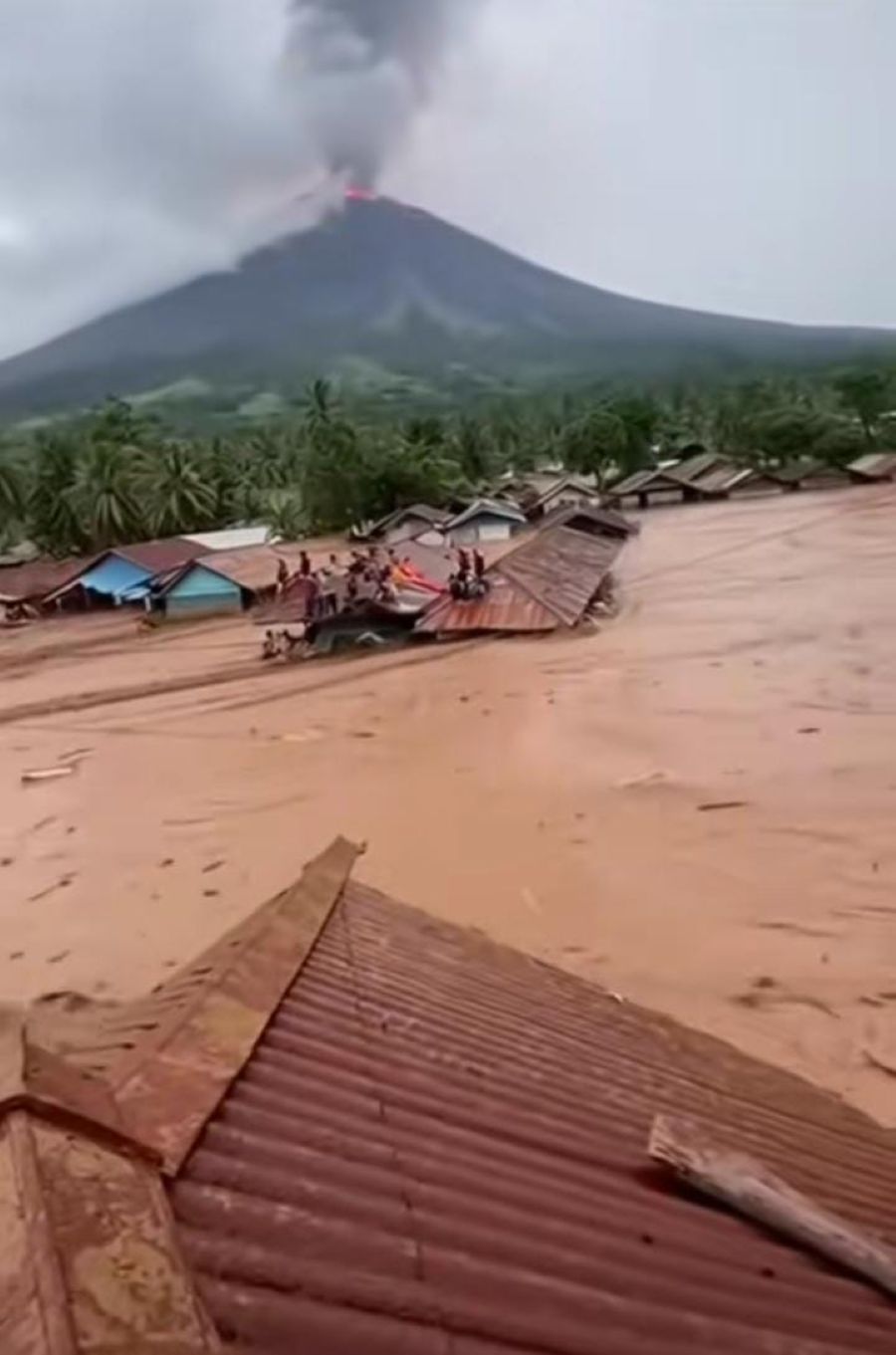 Banjir bandang dan longsor di Kota Sibolga, Kabupaten Tapanuli Tengah, Sumatera Utara. (Sumber: TikTok @selalu bersyukur)