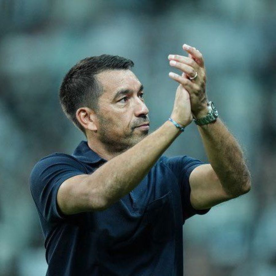 Nama Van Bronckhorst Muncul di Bursa Pelatih Timnas (Sumber: Pinterest)