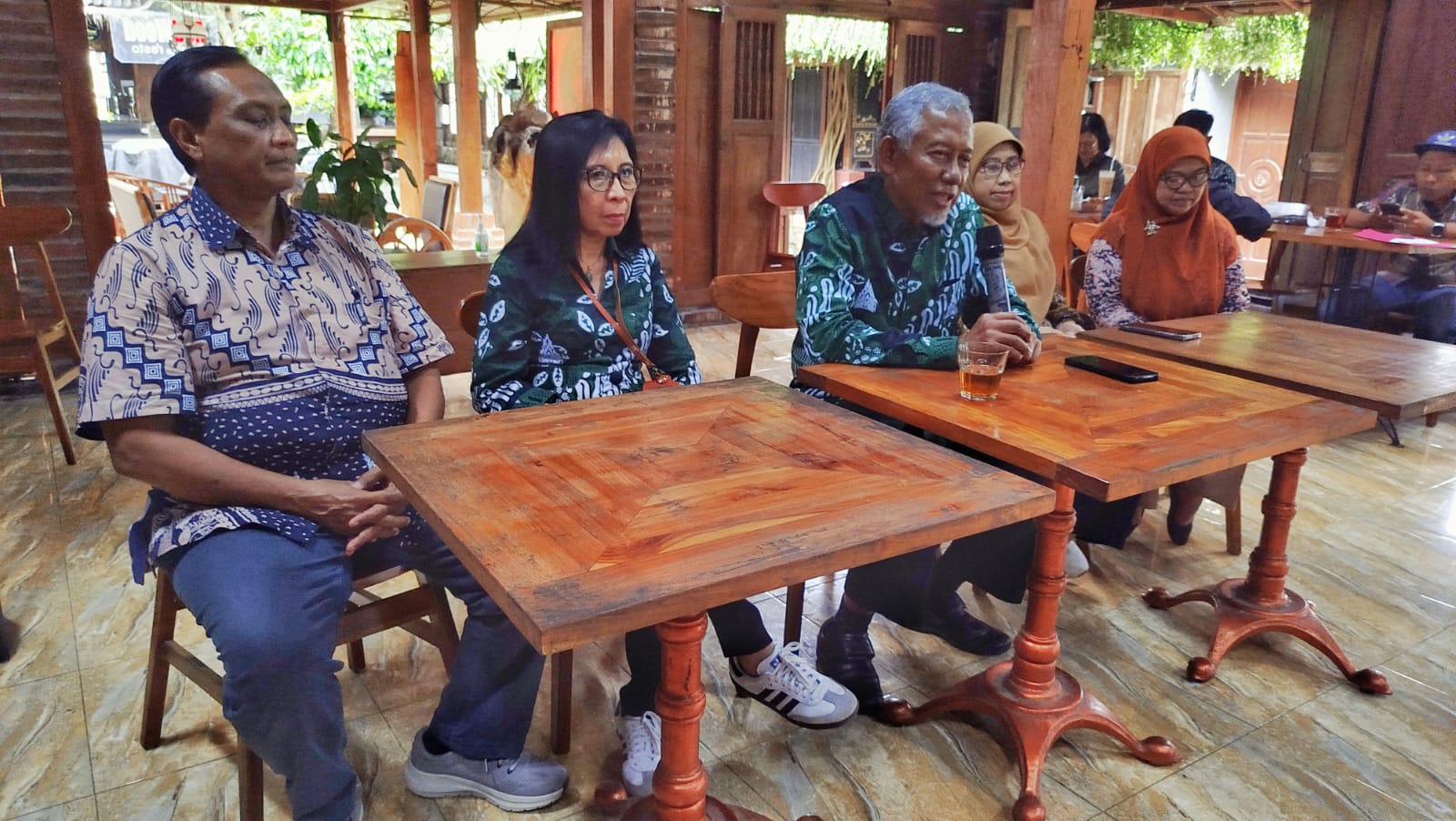 Rektor INSTIPER Harsawardana (tengah).