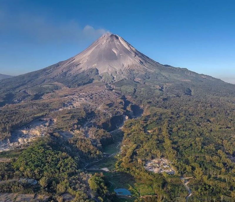 Penampakan Gunung Merapi dari Barat daya, Kampung Siluman destinasi jelajah petualangan unik di Klaten.