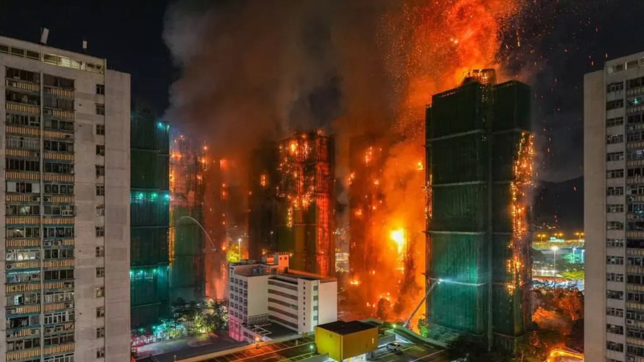 Kebakaran gedung apartemen di Hong Kong tewaskan 44 orang. (Sumber: Radar Solo)