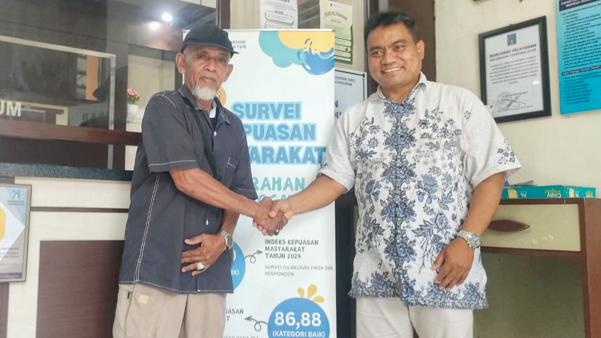 Lurah Condongcatur Reno Candra Sangaji (kanan) mengapresiasi hasil survei sekaligus masukan warga.
