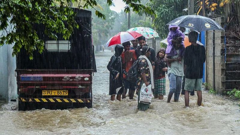 Puluhan warga terdampak dan berbondong-bondong untuk mengungsi. (Sumber: BBC)