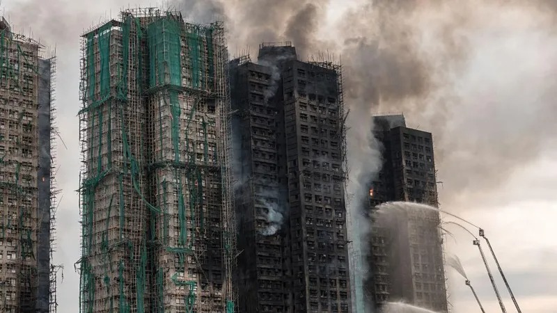Kebakaran menyebar dengan cepat dan berlangsung lebih dari satu hari di beberapa blok (Sumber: BBC)