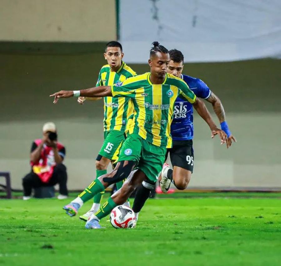 Pertarungan PSBS Biak melawan Persijap Jepara berlangsung di Stadion Maguwoharjo, Sleman, Yogyakarta pada Kamis, 27 November 2025. (Sumber: Instagram @psbsofficial)