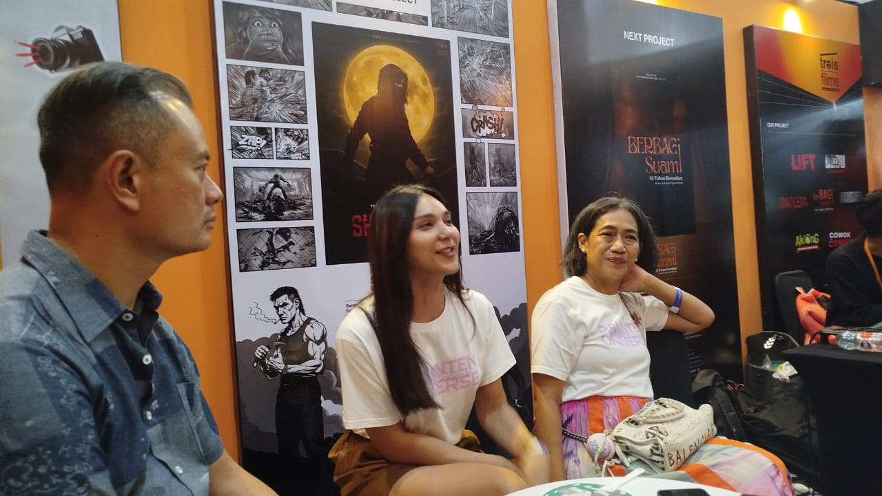 Produser Denna Rahman (tengah) dan Sutradara Nia Dinata (kanan).