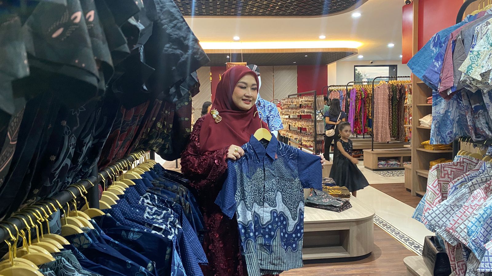 Gerai Batik Putra Boko yang berlokasi di Jalan Prambanan-Piyungan tepatnya di Jobohan, Bokoharjo, Prambanan, Sleman resmi dibuka
