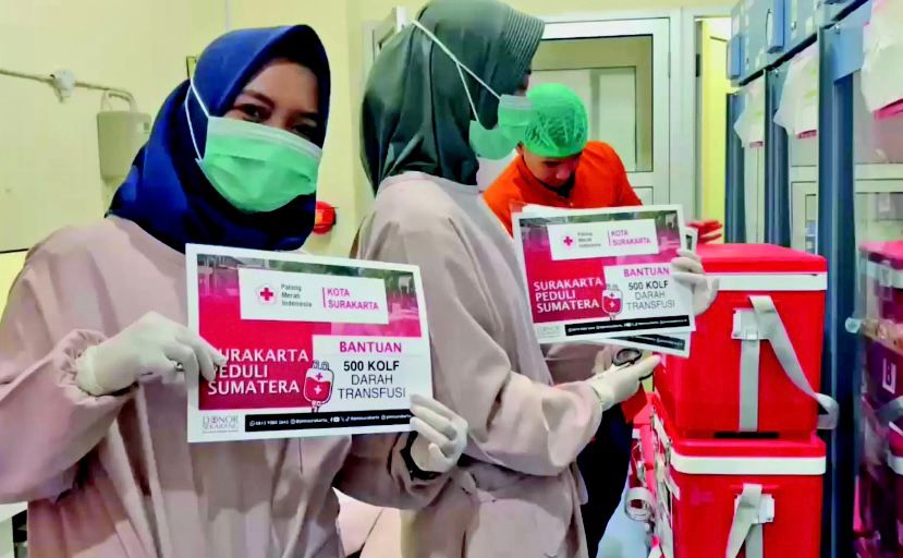 PMI Kota Solo mengirimkan bantuan kemanusiaan berupa 500 kantong (foto: jawapos)