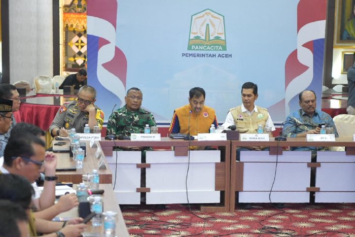 &ldquo;Gubernur Aceh Muzakir Manaf memberikan pernyataan resmi soal perpanjangan status tanggap darurat hidrometeorologi.&rdquo; (Sumber: DLHK Aceh)