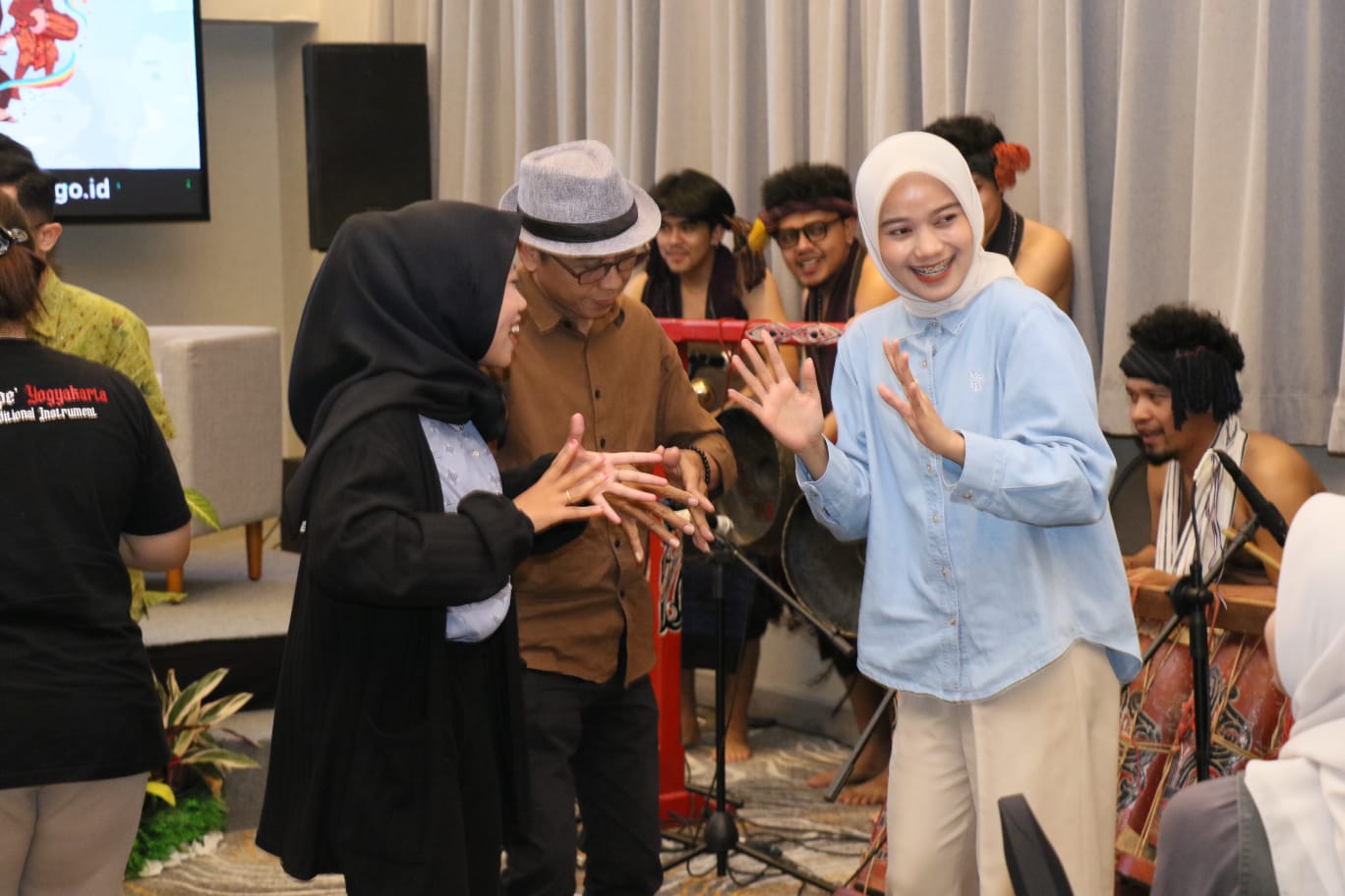 Para peserta workshop ikut berpartisipasi dalam repertoar Batak Hata Sopisik