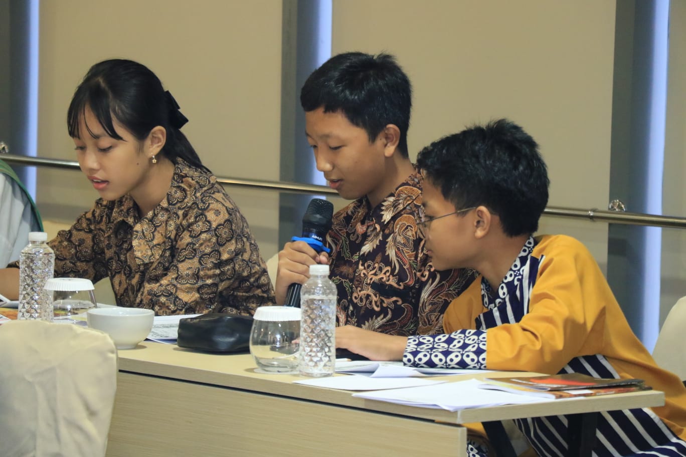 Generasi muda ikut workshop macapat.