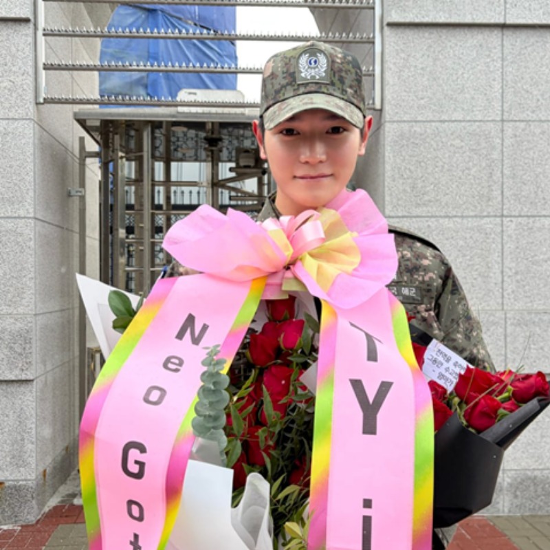 &ldquo;Momen kepulangan Taeyong usai menyelesaikan wajib militer, masih mengenakan atribut tentara sambil membawa bunga dan pita perayaan di leher&rdquo; (Sumber: Instagram resmi @NCTsmtown)