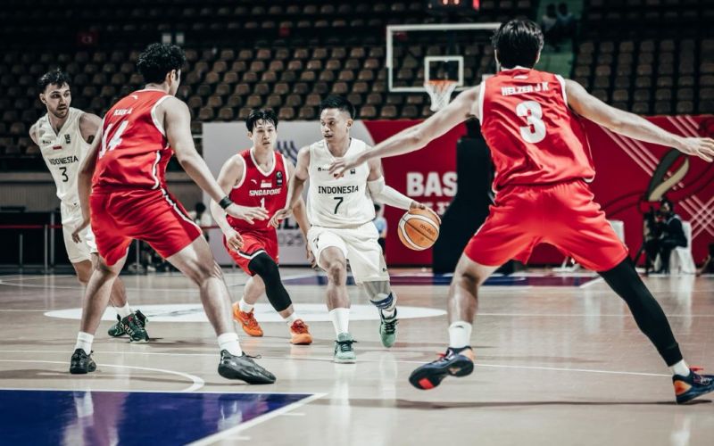 Tim Basket Putera Indonesia (merah) dalam SEA Games Thailand 2025.