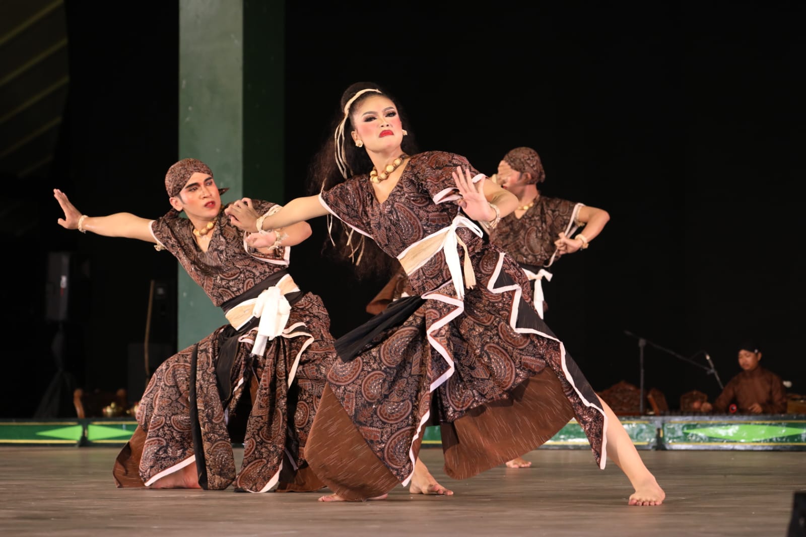 Festival Sendratari (Seni Drama dan Tari) digelar di Pendapa Agung Universitas Widya Mataram pada 19&ndash;20 September 2025 dengan mengusung tema besar Api di Bukit Menoreh.
