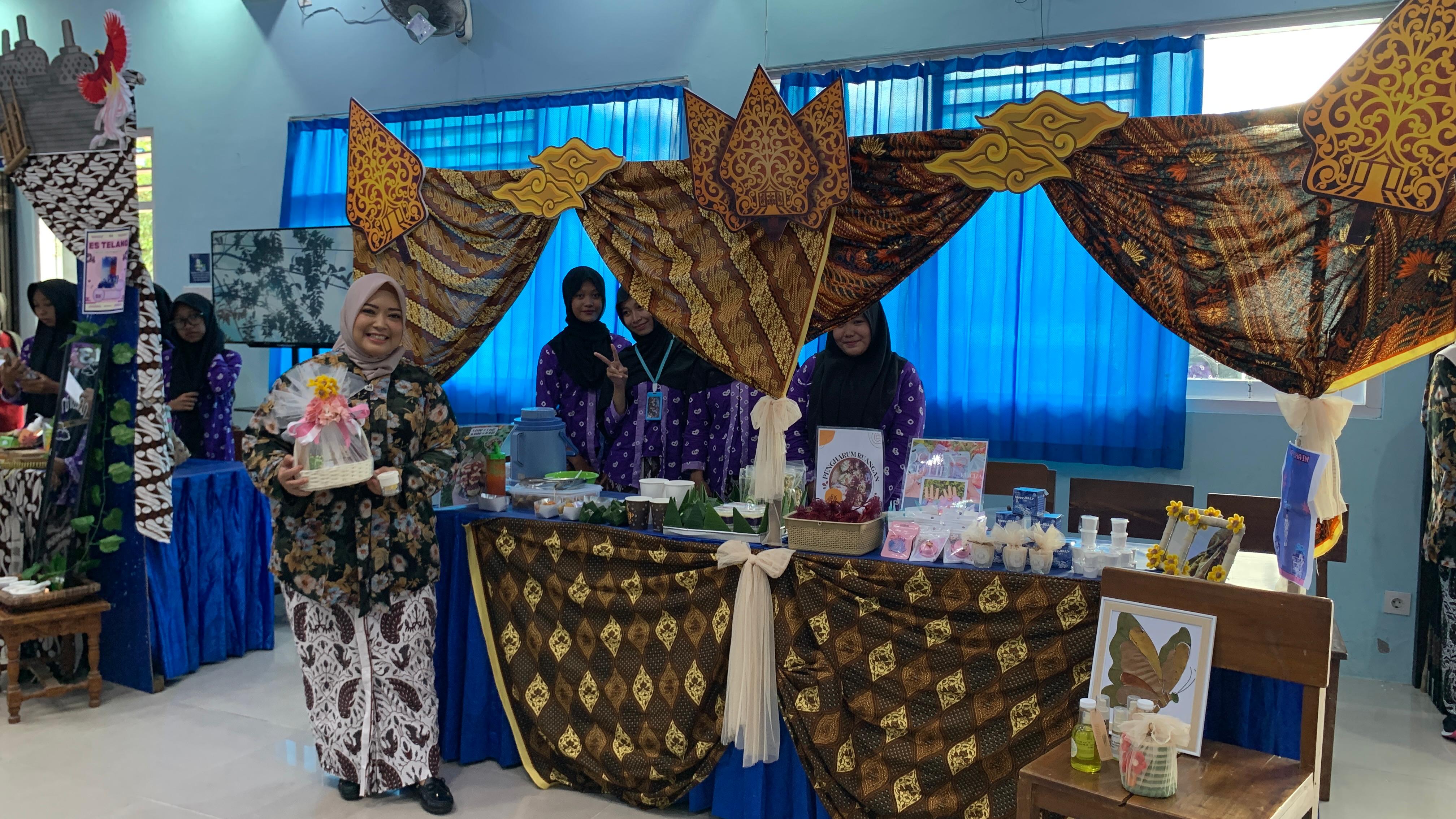 Pembukaan Tema BASWARA, SMK Kesehatan Binatama Rayakan HUT 13, Rabu (17/12). 2. Stan SMK Kesehatan Binatama nuansa kebudayaan.