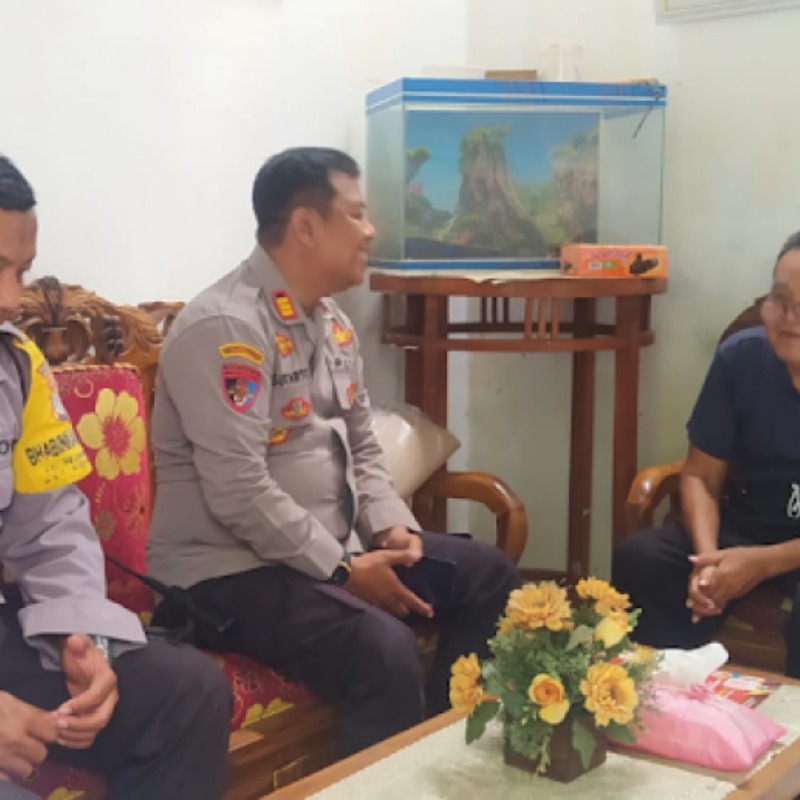 &ldquo;Kapolsek Kotagede bersama jajaran melakukan silaturahmi dengan pendeta saat patroli sambang ke gereja jelang Natal dan Tahun Baru.&rdquo; (Sumber: Humas Polri DIY)