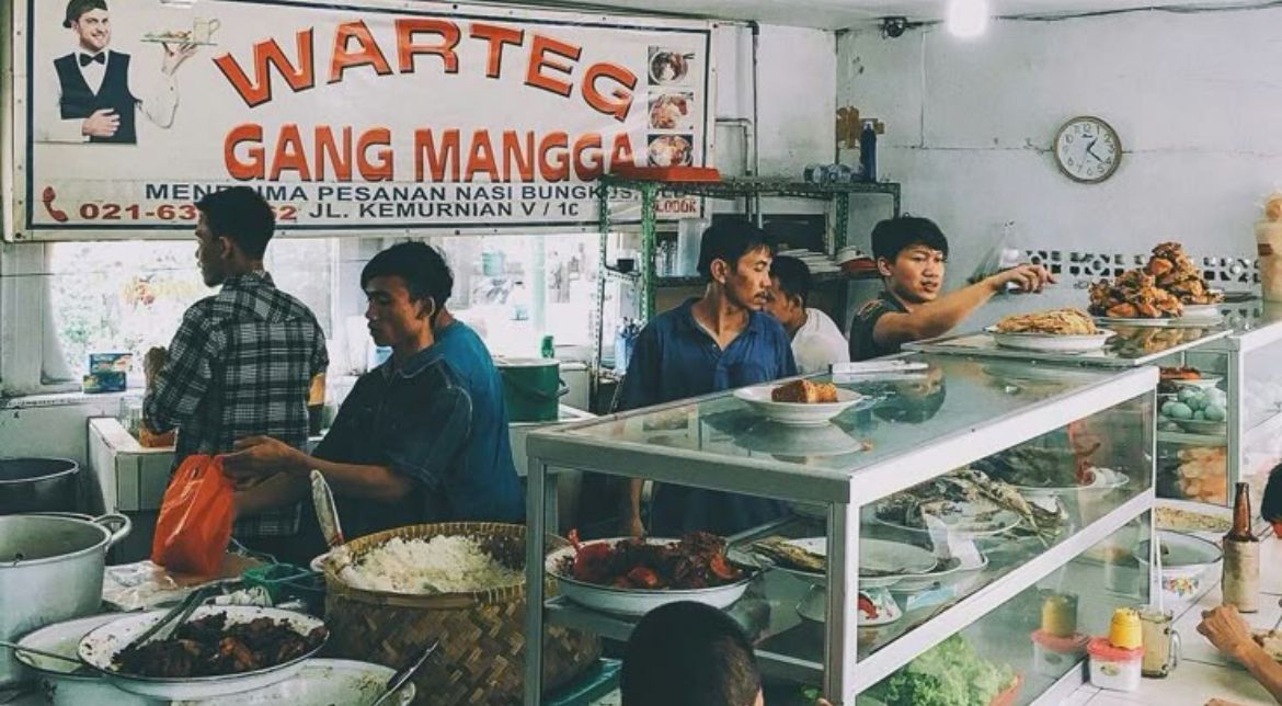 Suasana makan di warteg (pinterest)
