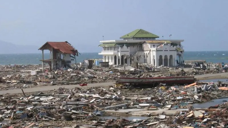 Situasi Aceh yang porak-poranda usai tsunami 2004 (BBC)