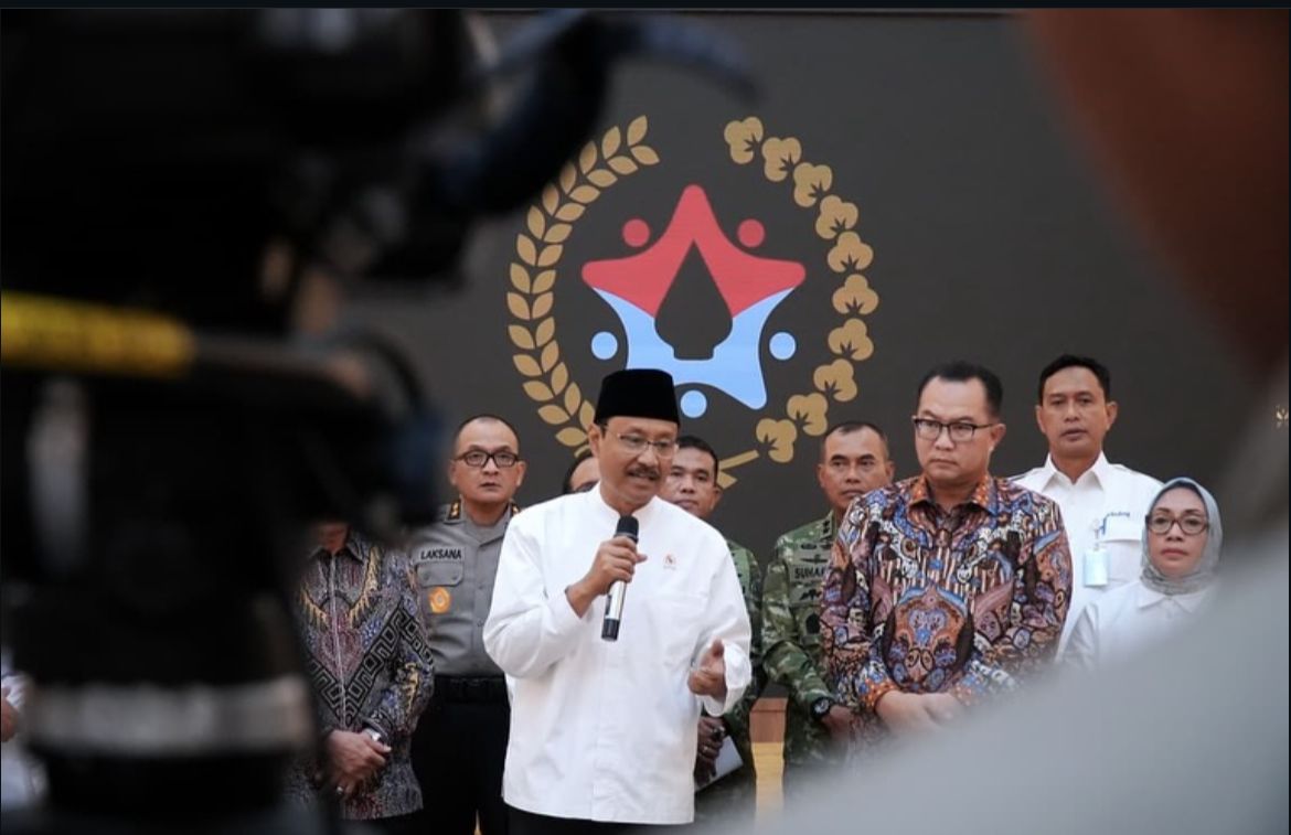 Gus Ipul mewakili Kemensos RI menyampaikan rencana bantuan untuk korban banjir sumatera dalam rapat tingkat Menteri, Rabu (17/5). (instagram @kemensosri)