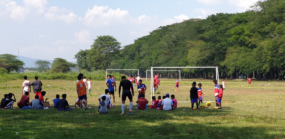 Anak-anak Indonesia sedang berlatih sepakbola di bawah terik matahari. (Fienso Suharsono/Pinterest)
