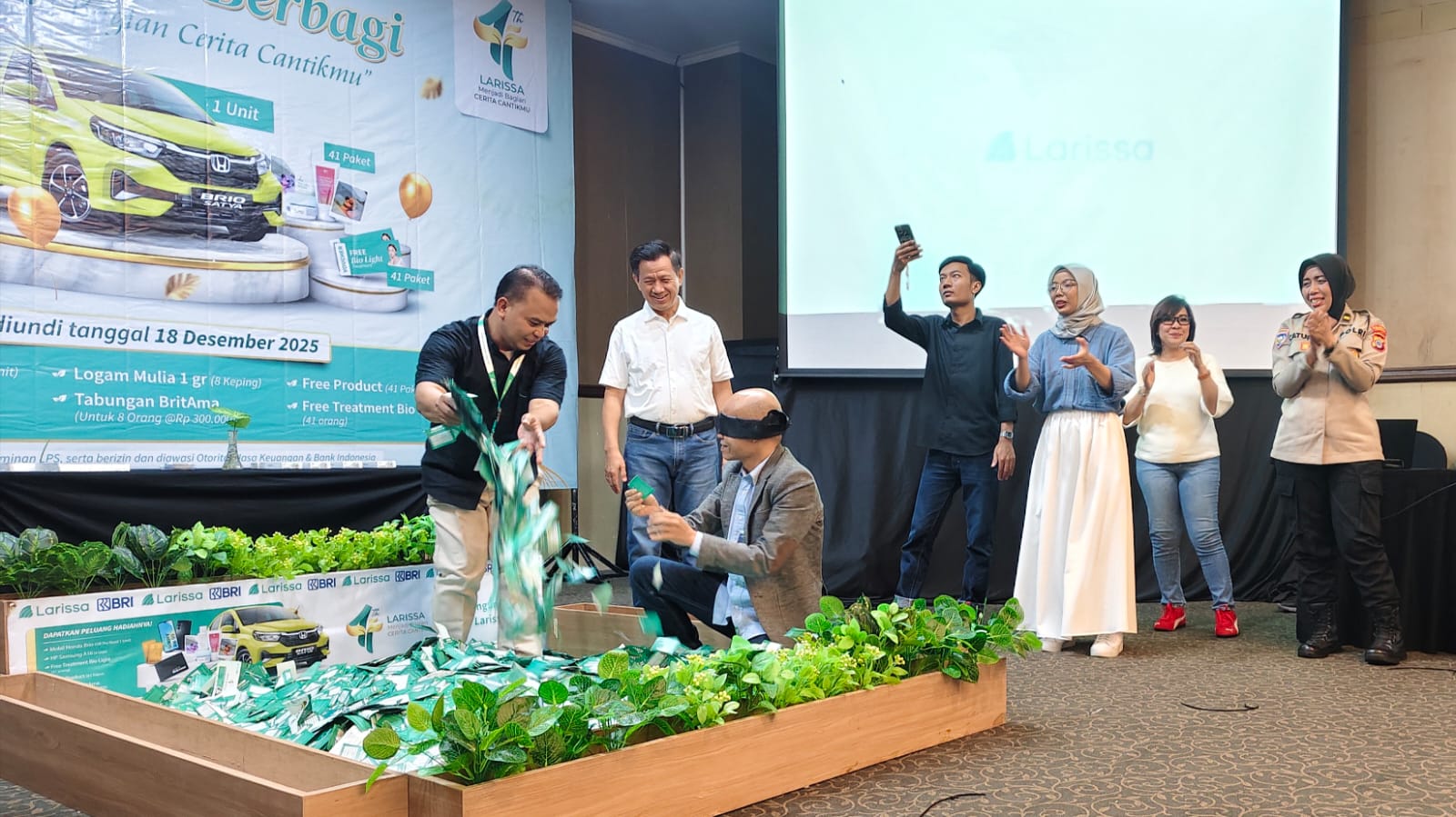 PENGUNDIAN: Novitasari, warga Sragen, Jawa Tengah,&nbsp;berhak atas hadiah utama satu unit mobil dalam program Undian Berhadiah 41 Tahun Larissa Berbagi, Kamis (18/12/2025).