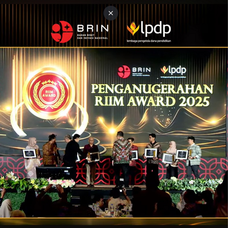 &ldquo;Pemberian penghargaan kepada para periset dalam ajang RIIM Awards 2025&rdquo; (Sumber: BRIN Indonesia)