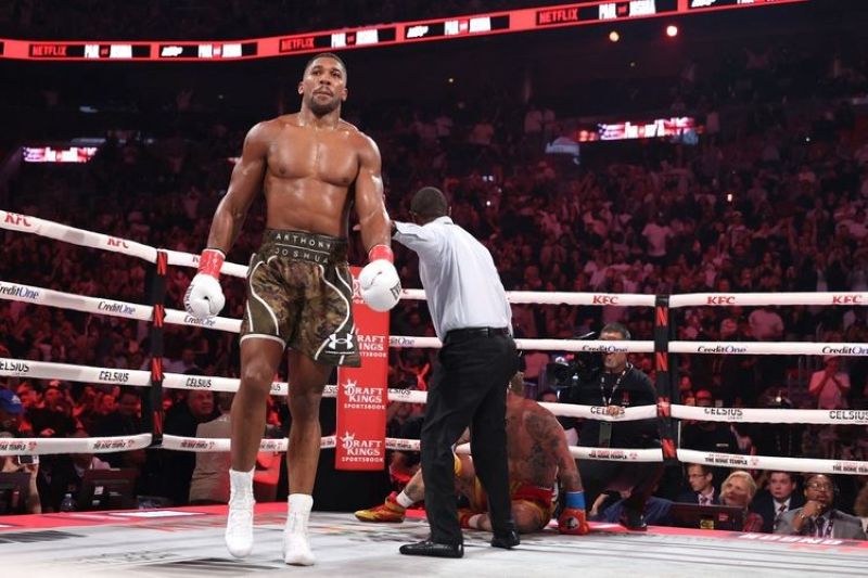 Jake Paul dipukul KO oleh Anthony Joshua dalam pertarungan tinju kelas berat di Kaseya Center, Sabtu (19/12/2025) di Miami, Florida.