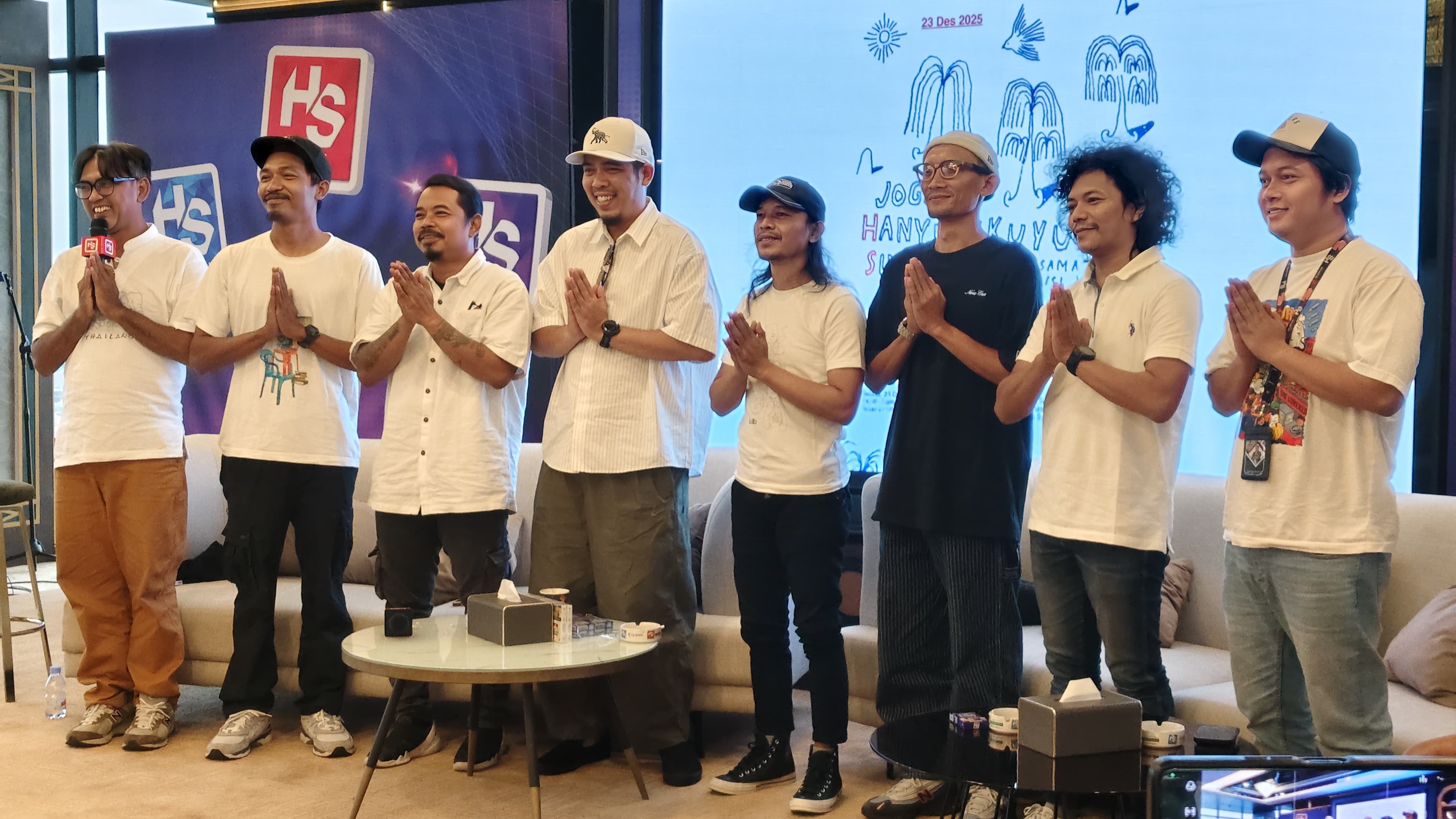 Para pendukung konser kemanusiaan Hanyengkuyung Sumatra (HS) saat press conference di Surya Group Holding Company, Sleman (22/12/2025).