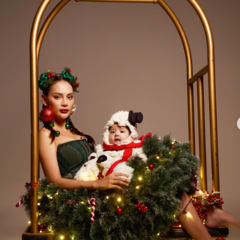 Erika Carlina merayakan Natal 2025 bersama sang putra, Andrew Raxy Neil. &ldquo;(Sumber: Instagram @eri.carl)