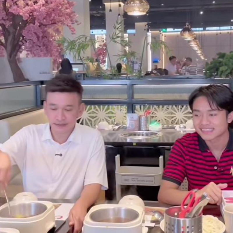 Betrand Peto merayakan Natal 2025 bersama ayahnya, Ruben Onsu, dengan makan malam bersama di sebuah restoran.&rdquo; (Sumber: Instagram @ruben_onsu)