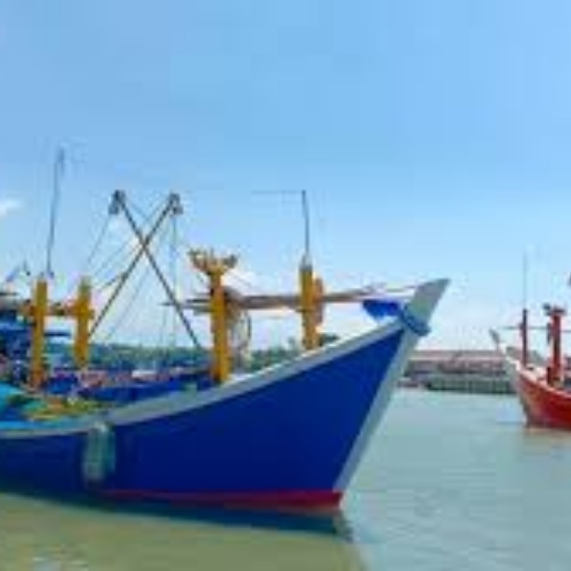 Kondisi perahu nelayan yang bersandar di pesisir karena tidak melaut dalam rangka memperingati 21 tahun tragedi tsunami Aceh.&rdquo; Sumber: berbagai sumber