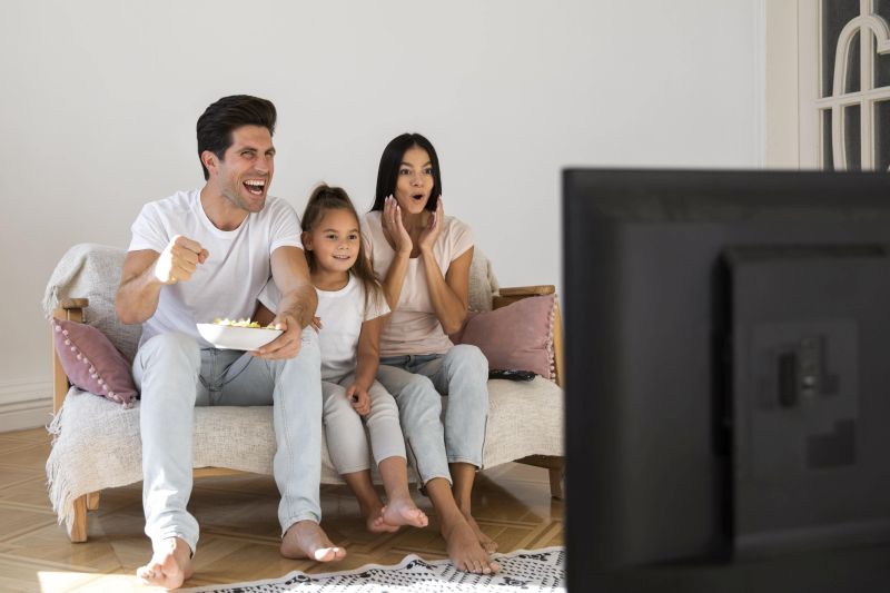 SERU: Menghabiskan malam pergantian tahun dengan menonton film di rumah bersama keluarga.