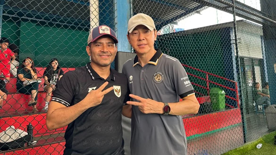 Judika berfoto bareng Shin Tae-yong di akademi sepakbola milik pelatih asal Korea Selatan tersebut. (Instagram/@jud1ka)