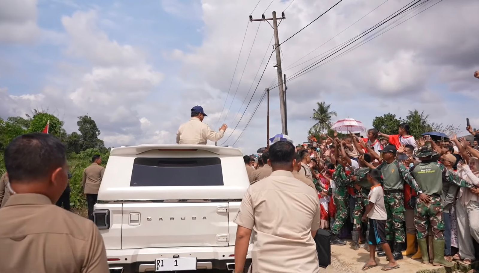 Presiden Prabowo disambut meriah oleh warga setempat saat meninjau huntara untuk korban banjir di Aceh Tamiang. (Youtube/Prabowo Subianto)